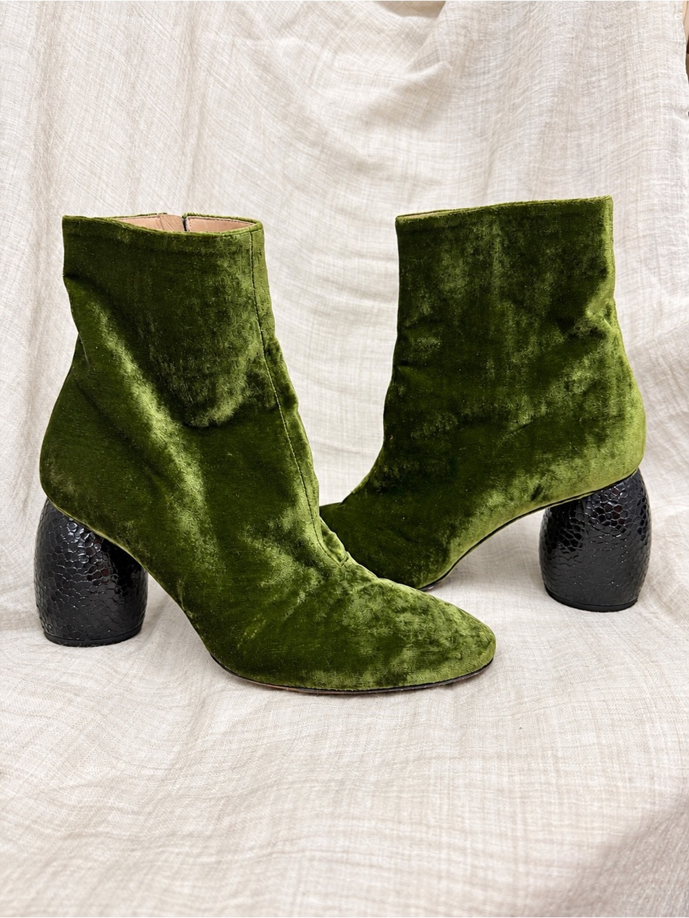 Dries Van Noten AW15 Runway Green Velvet Ankle Boots sz. 40 Sculptural Heel